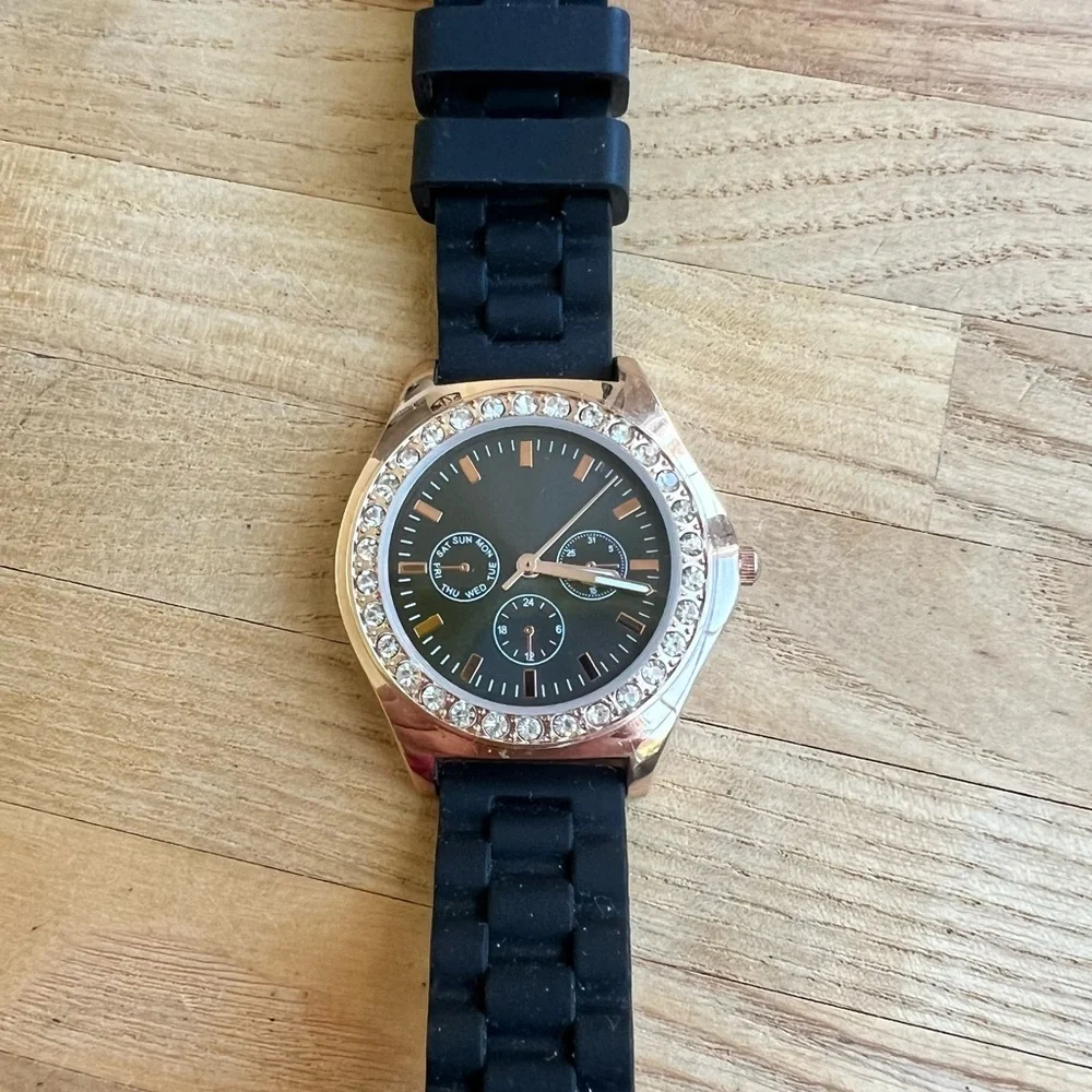 Claire’s ladies rose gold tone and black fashion watch NEW BATTERY